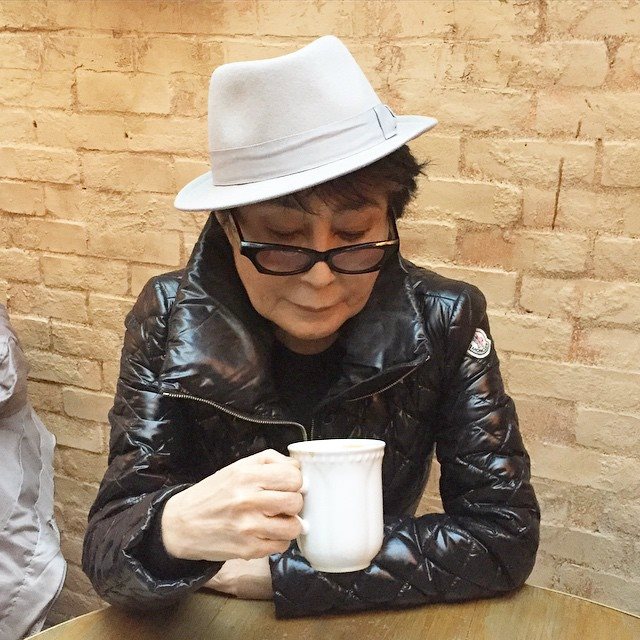 Йоко Оно рассматривает кофейную гущу и думает про помол