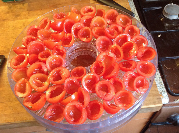 Выкладываем помидоры на сушку