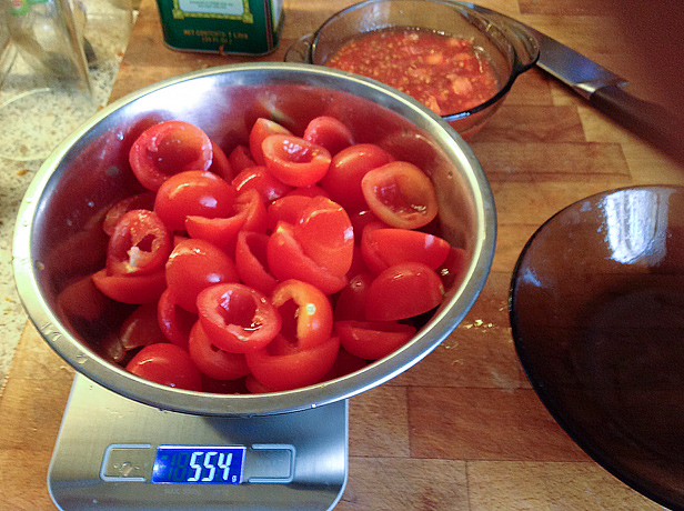 Взвешиваем разделанные томаты